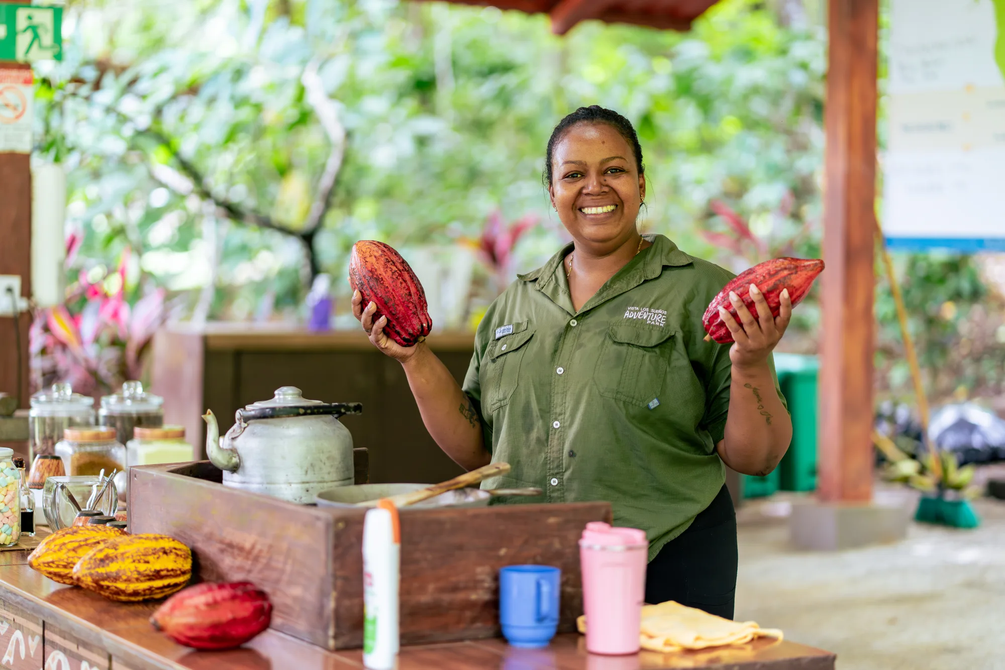 Vista Los Sueños guide holding fresh cacao pods at the Chocolate Experience